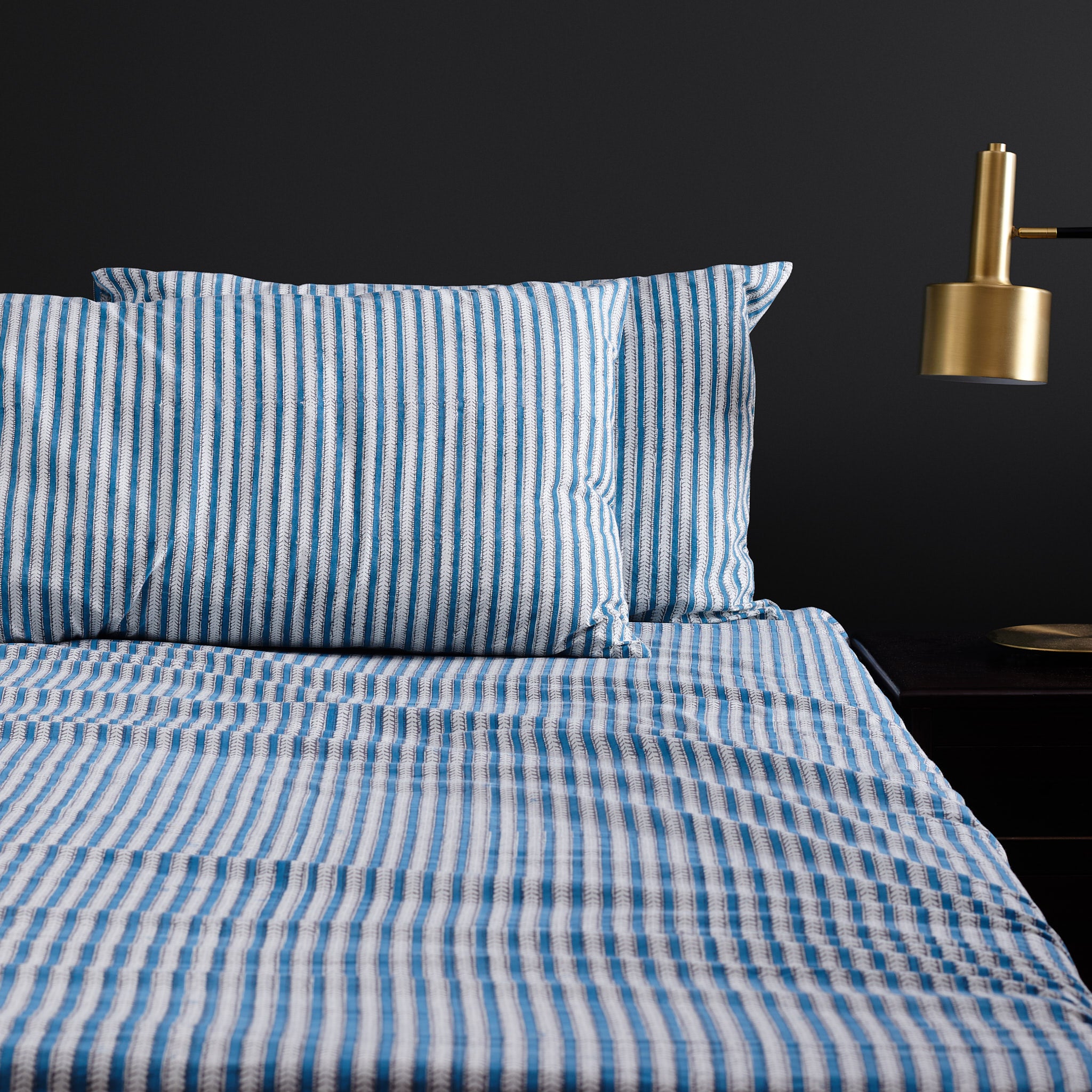 Feather Stripe Ladakh Blue Bedsheet & Pillow Cover Set