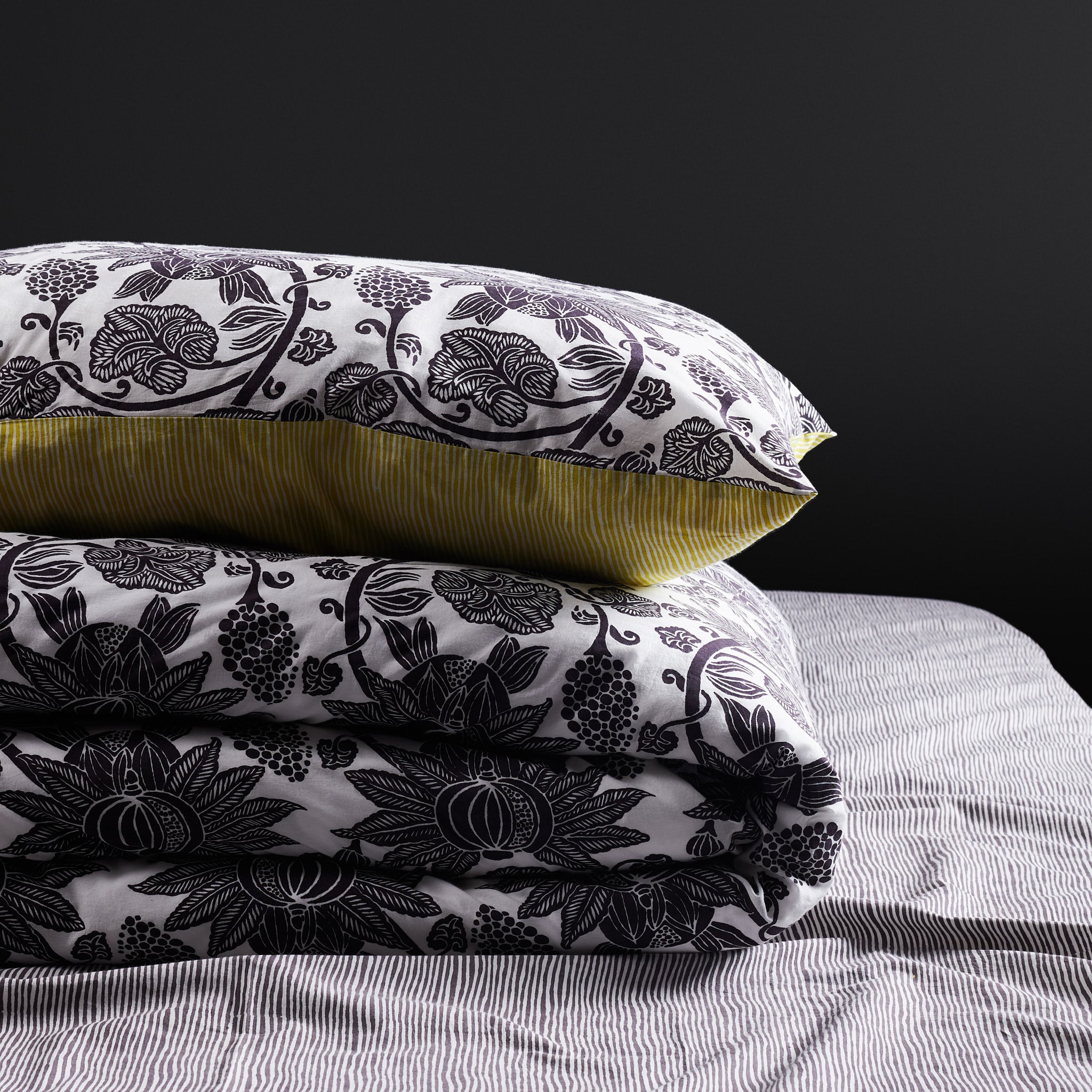 Anaar Charcoal Reversible Duvet Cover & Pillow Set