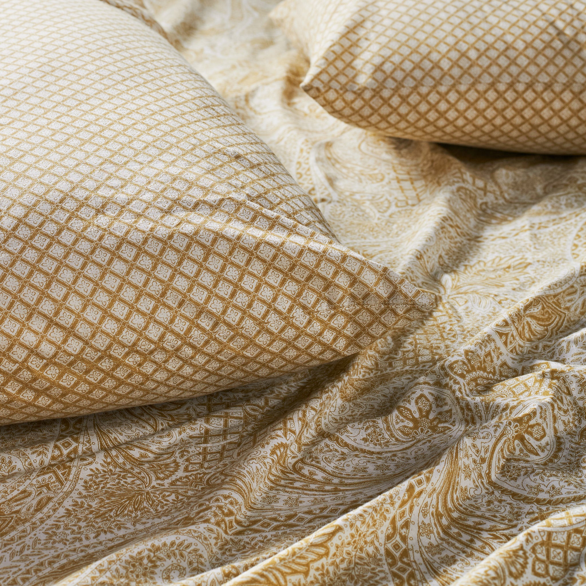 Paisley Jaal Ochre Bedsheet & Pillow Cover Set