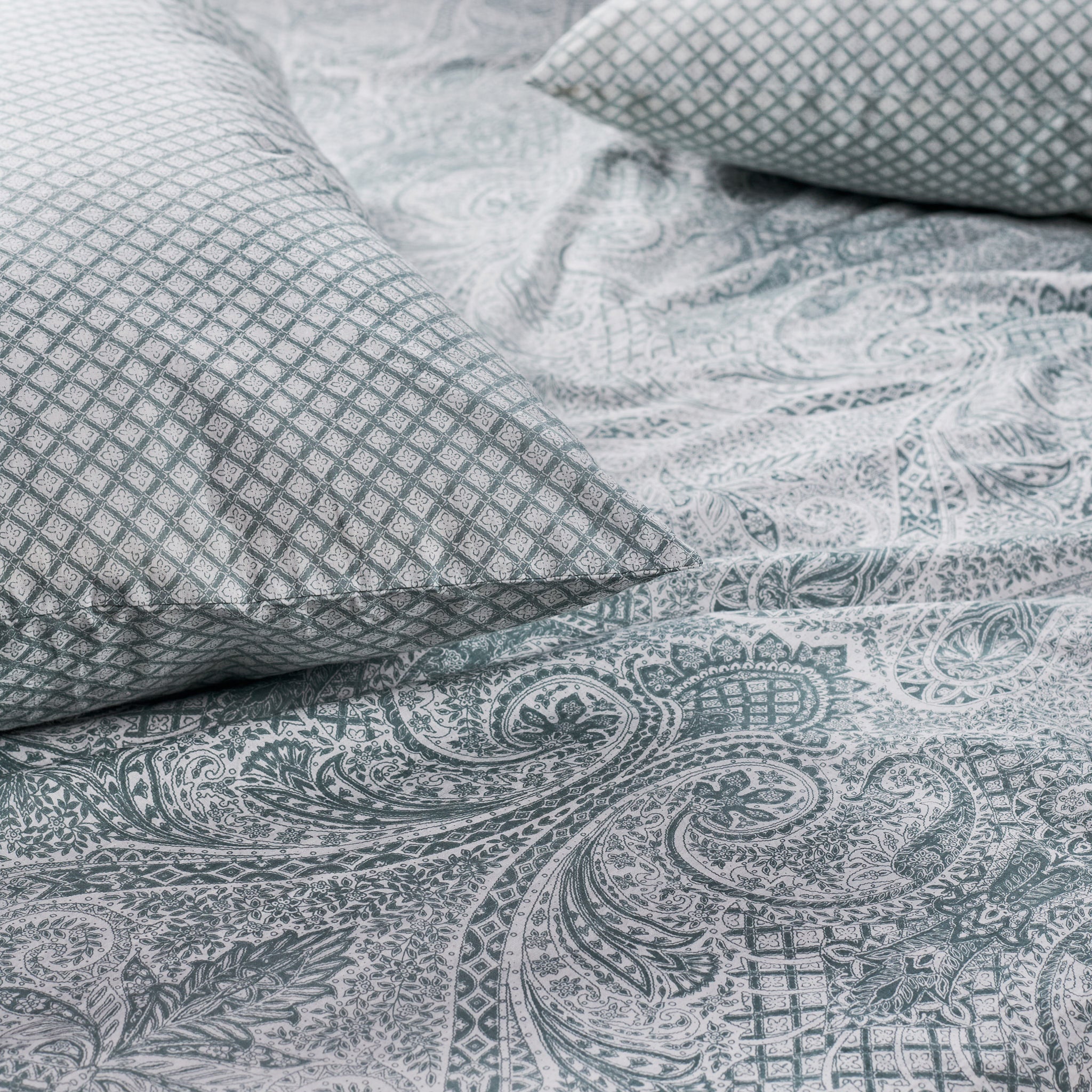 Paisley Jaal Teal Blue Bedsheet & Pillow Cover Set