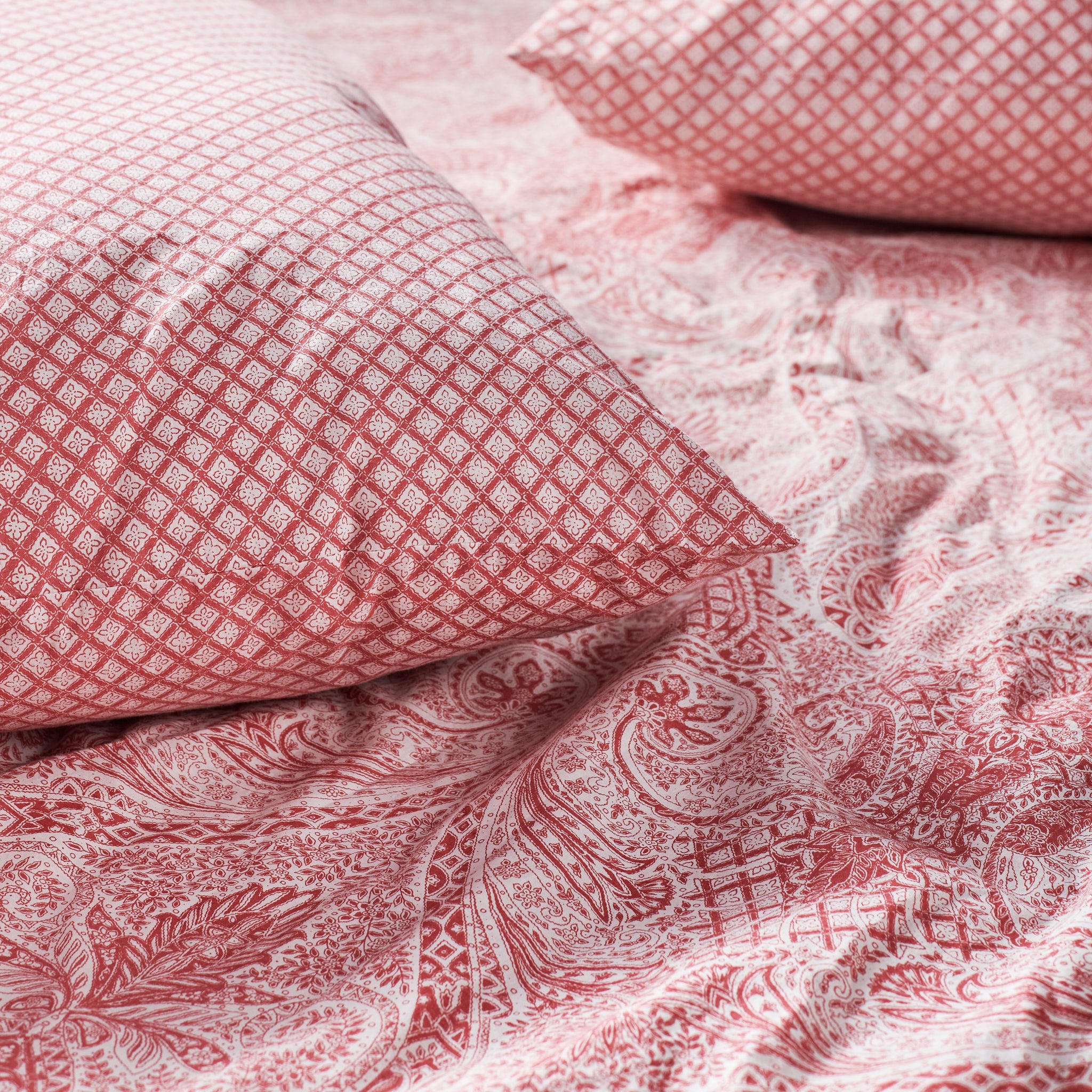 Paisley Jaal Coral Bedsheet & Pillow Cover Set