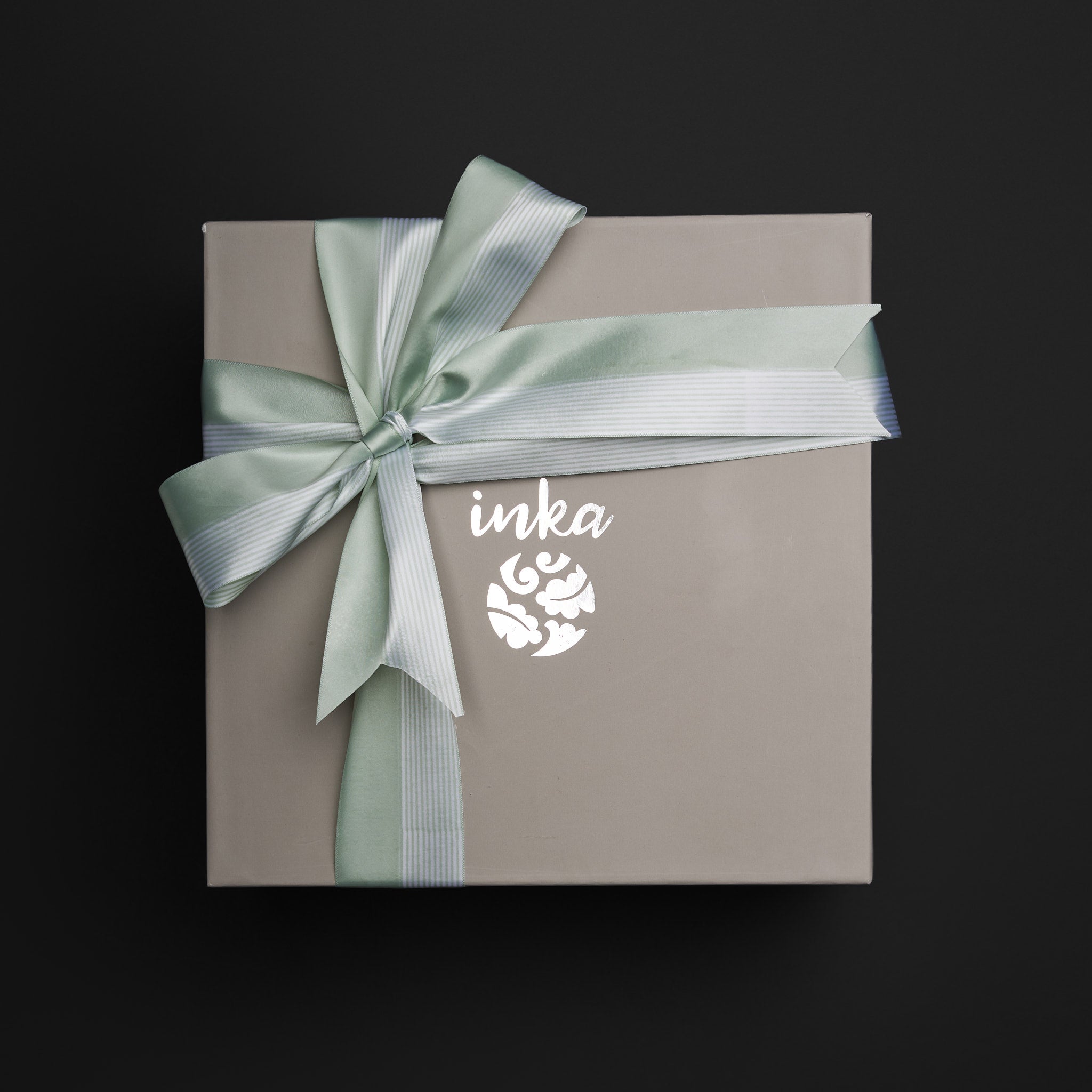 Mala Gift Box with Ribbon & Napkins