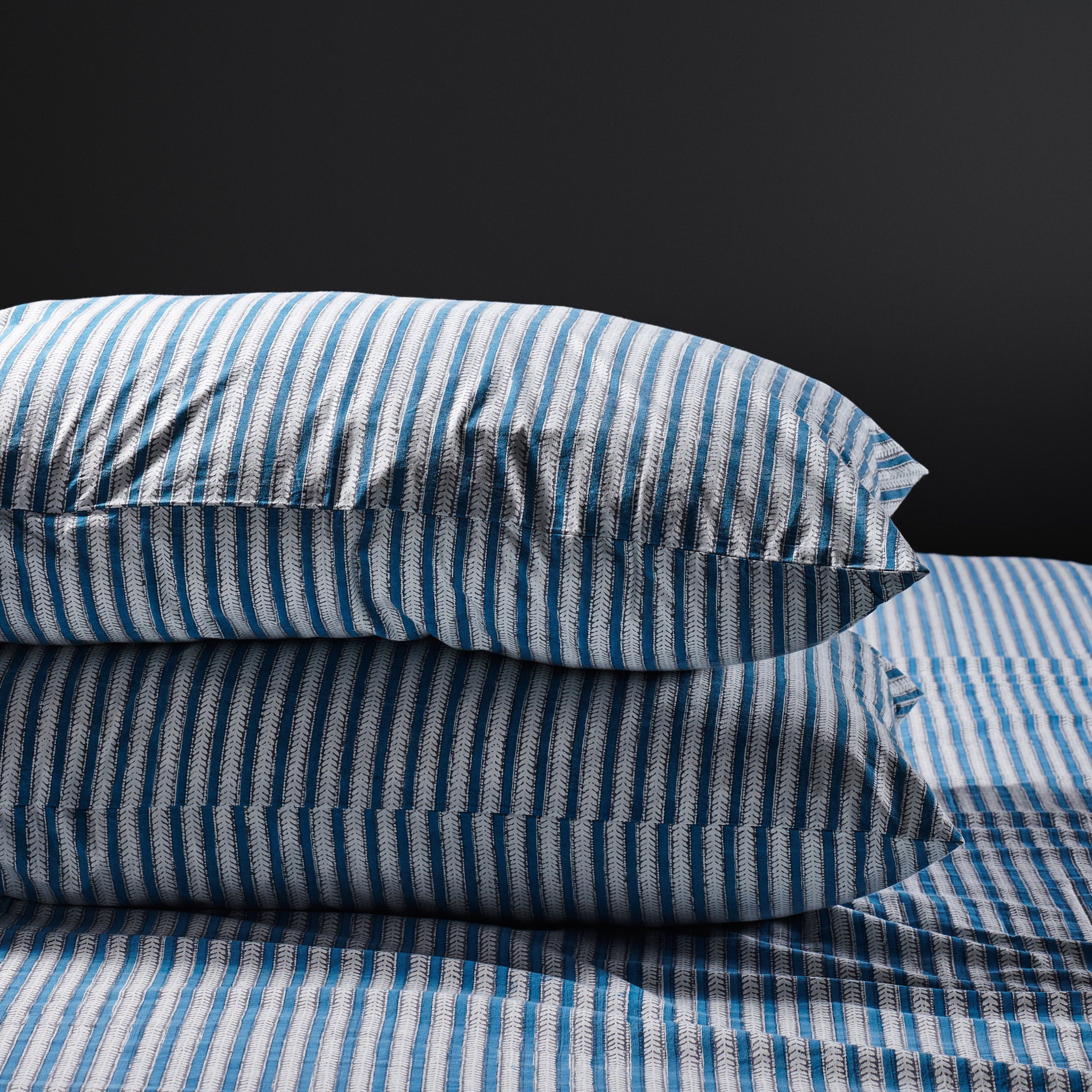 Feather Stripe Ladakh Blue Bedsheet & Pillow Cover Set